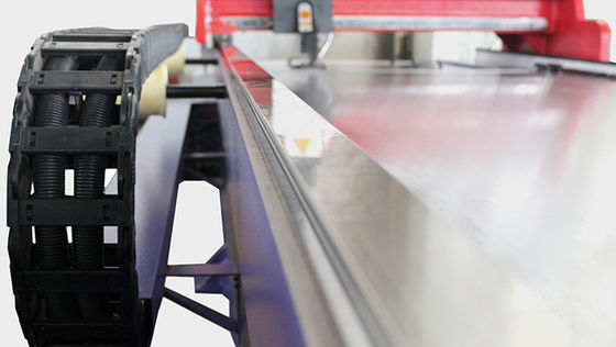 Automatyczna maszyna do cięcia rowków CNC z podwójnym napędem V do drzwi szaf 1250 mm 70 m / min